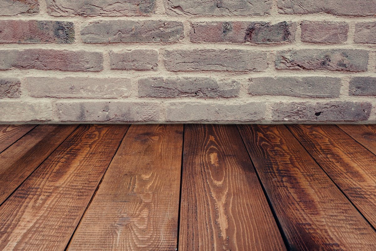 Welche Techniken erleichtern das Verlegen von Terrassenplatten