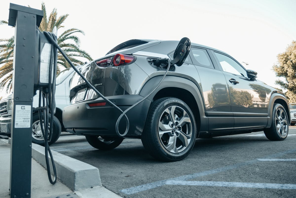 Welche Vorteile bieten Elektroautos im Vergleich zu Hybridfahrzeugen