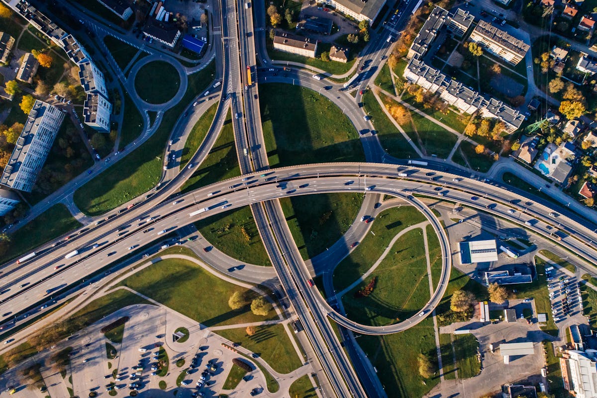 Wie beeinflussen intelligente Verkehrssysteme den Verkehrsfluss