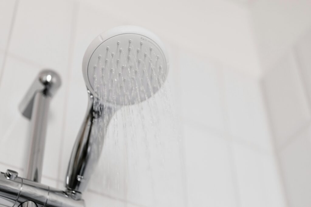 Wie entferne ich hartnäckige Kalkablagerungen in der Dusche?