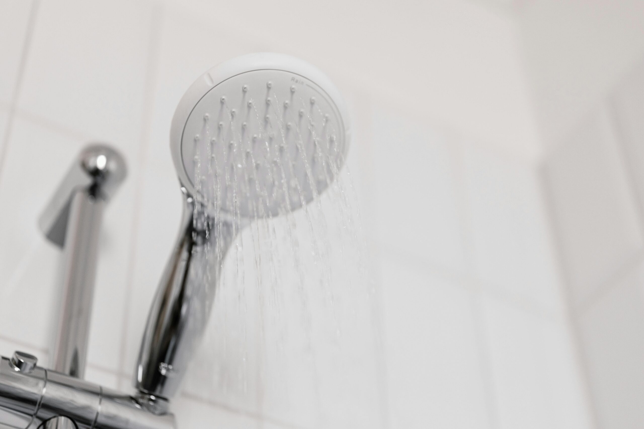 Wie entferne ich hartnäckige Kalkablagerungen in der Dusche?