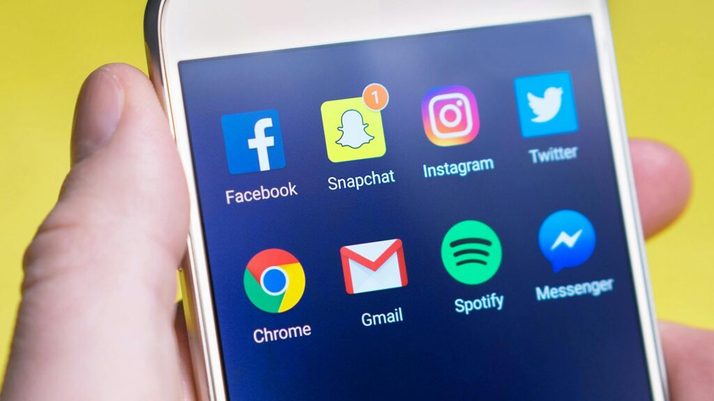 Was sind die Auswirkungen von Fake News auf Social-Media-Plattformen?